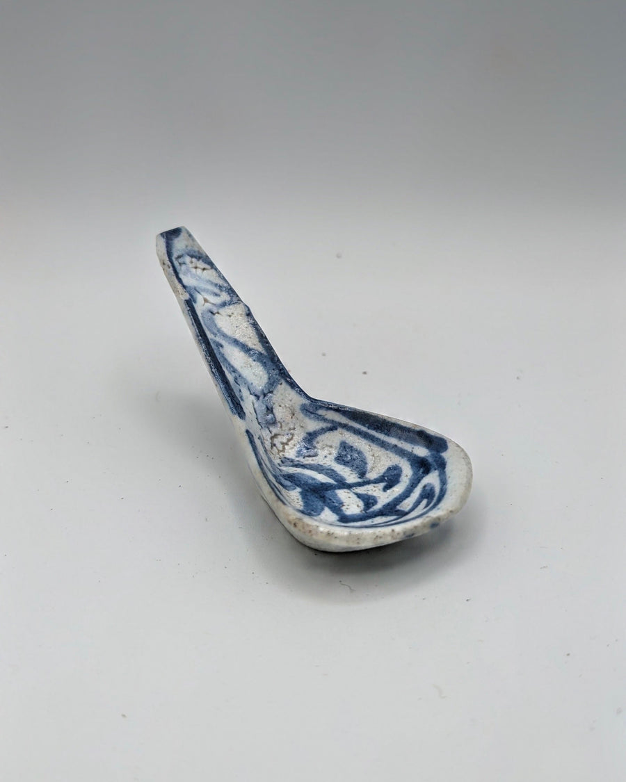 Qing Dynasty Chinese Blue & White Pottery Spoon – c. 1600s–1800s